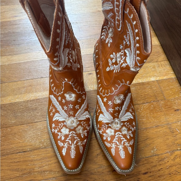 Shoes - Women’s Embroidered Tan Western Boots